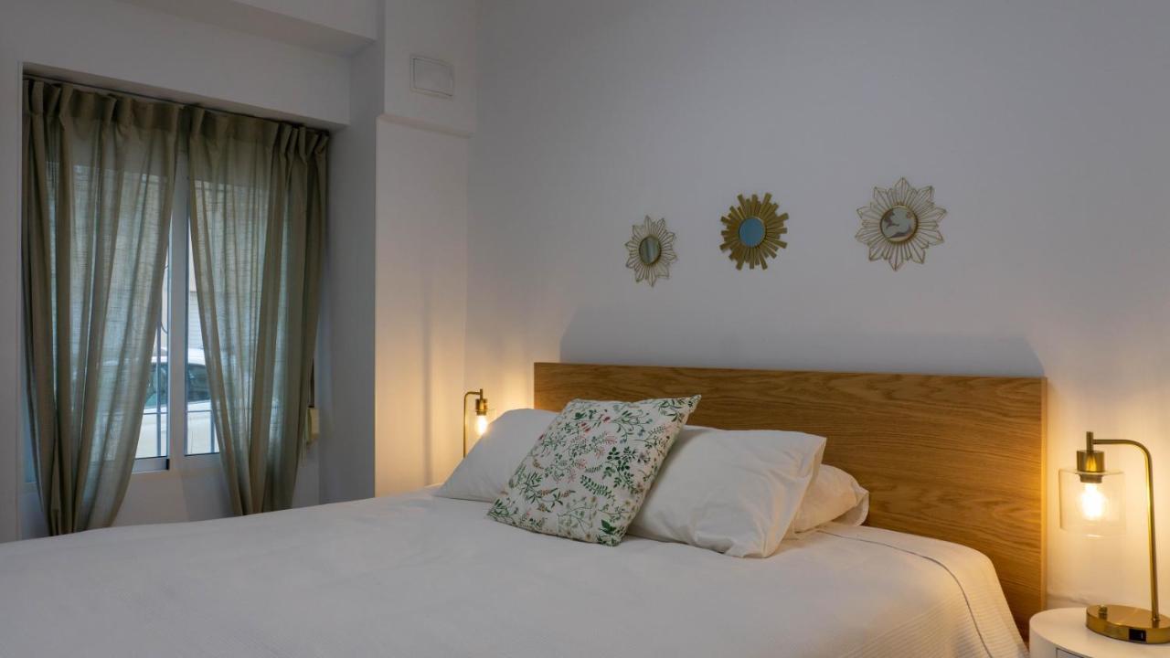 Apartment Caleta Beach Малага Экстерьер фото