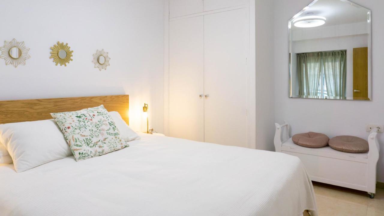 Apartment Caleta Beach Малага Экстерьер фото